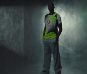 多特发布本赛季客场球衣：银雾灰主色调，拼接黄黑配色图案