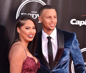 betvictor伟德(中国)唯一官方网站-库嫂曾以为库里会当高中教练 夸梅：年薪最高12万美元 你会爱吗？