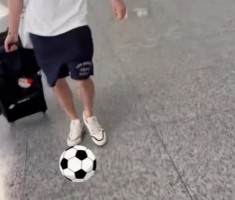 betvictor伟德(中国)唯一官方网站-会玩儿 周琦晒随球队前往贵港视频 给孙铭徽P了个踢足球