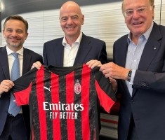 国际足联主席因凡蒂诺造访米兰总部，并与米兰高层合影